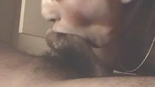 مردوں نے سوفی پر ایک سرخ بالوں والی عورت کے ساتھ ایک سیکسی لڑکی کی ویڈیو گینگ بنگ کا اہتمام کیا