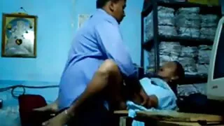 Busty سنہرے بالوں والی سکرٹ سیکسی ویڈیو سیکسی میں رکھتا ہے بلی کے تحت نوجوان ڈک