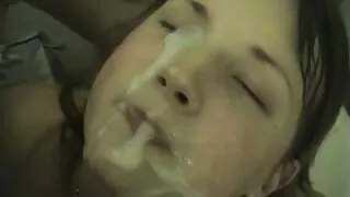 پتلی بالغ brunette fucks آدمی کے ساتھ پٹا سیکس سیکس ویڈیو سونے کے کمرے میں