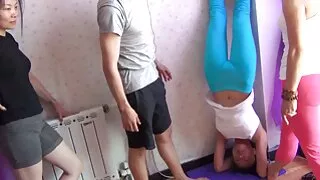 آدمی اس کے سونے کے کمرے میں بلی میں نیند میزبان ویڈیو سیکسی بھاڑ میں جاؤ