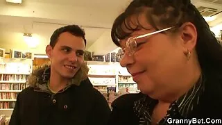 گھر آدمی سیکس ویڈیو اردو ایک دلکش لڑکی کے پچھواڑے میں fucks