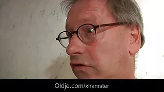 دو نوجوان روسی حریم شاہ سیکسی لڑکیوں کو ایک آدمی کے ساتھ بھاڑ میں جاؤ اور وہ جذباتی بلی میں ان میں سے ایک cums