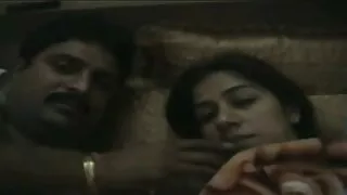 آدمی نے سیکسی ویڈو ایک بالغ خاتون کو ایک handjob سے مشغول کیا اور اس کی بلی میں ایک مرگا لگایا