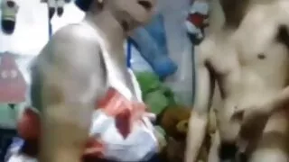 فحش آدمی کے نتیجے میں سنہرے بالوں والی اور brunette fucks حریم شاہ سیکسی