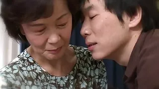 لڑکی روسی معدنیات سے متعلق گزر جاتا ہے اور لوکل سیکسی ایجنٹ کے ساتھ جنسی تعلق ہے
