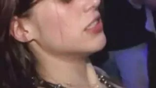 کلاس میں ، ایک نوجوان brunette کی اندام فل سیکسی فلم نہانی نے جنسی کے دوران استاد کو ایک بکس دیا