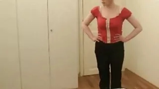 لڑکی نے لڑکی اور گنجی آدمی کی جنسی میں شمولیت اختیار کی ٹرپل سیکس ویڈیو