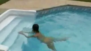Brunette کے pisses سیکسی ویڈیوز پر ساتھی اور آہستہ ہتھیار ڈالنے میں منڈوا بلی